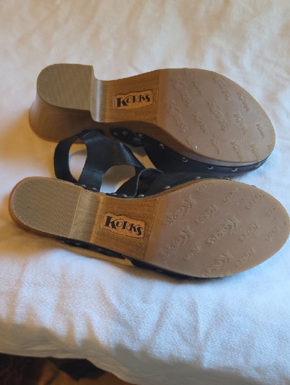 Korks black heeled clogs with a crisscross strap - Picture 7 of 8